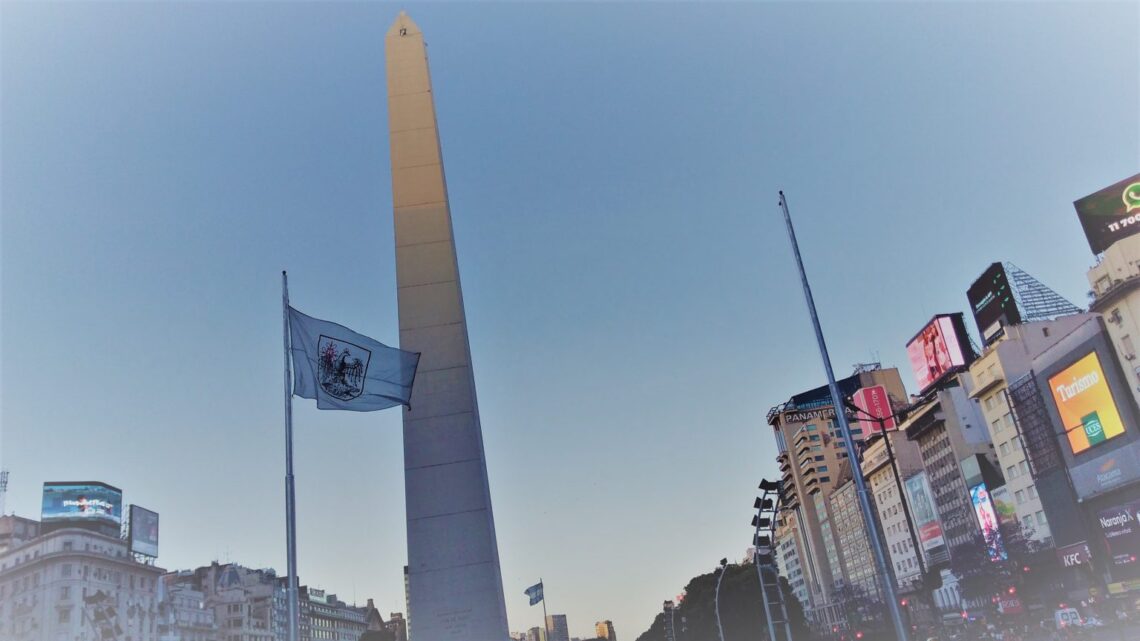 La bandera de Buenos Aires flameando junto al Obelisco.