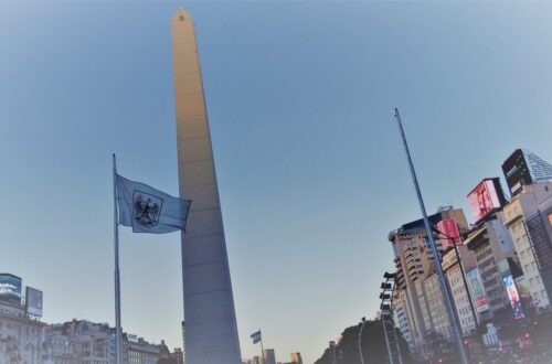 La bandera de Buenos Aires flameando junto al Obelisco.