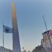 La bandera de Buenos Aires flameando junto al Obelisco.