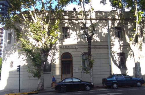 Fachada del Foyer Français del barrio de Almagro, en Buenos Aires.