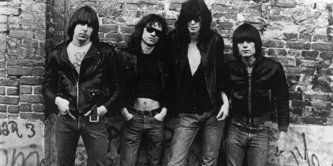"The Ramones", la banda pionera del punk detrás de las famosas camisetas que llevan su logo.