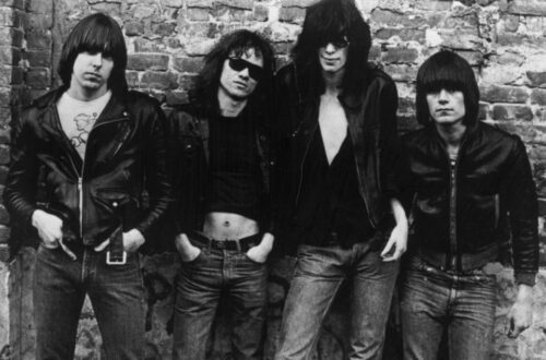 "The Ramones", la banda pionera del punk detrás de las famosas camisetas que llevan su logo.