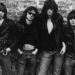 "The Ramones", la banda pionera del punk detrás de las famosas camisetas que llevan su logo.