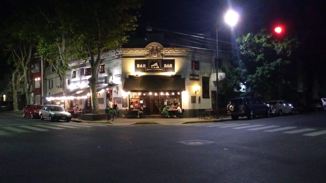 Fachada y esquina del Café Cortázar en la intersección de Cabrera y Medrano, en Palermo.