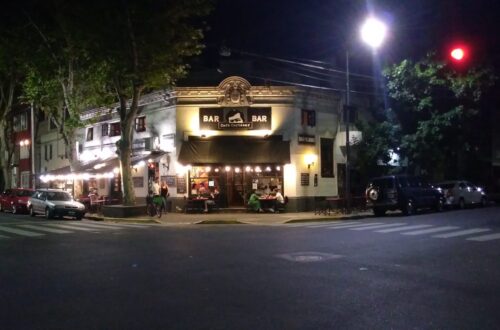 Fachada y esquina del Café Cortázar en la intersección de Cabrera y Medrano, en Palermo.