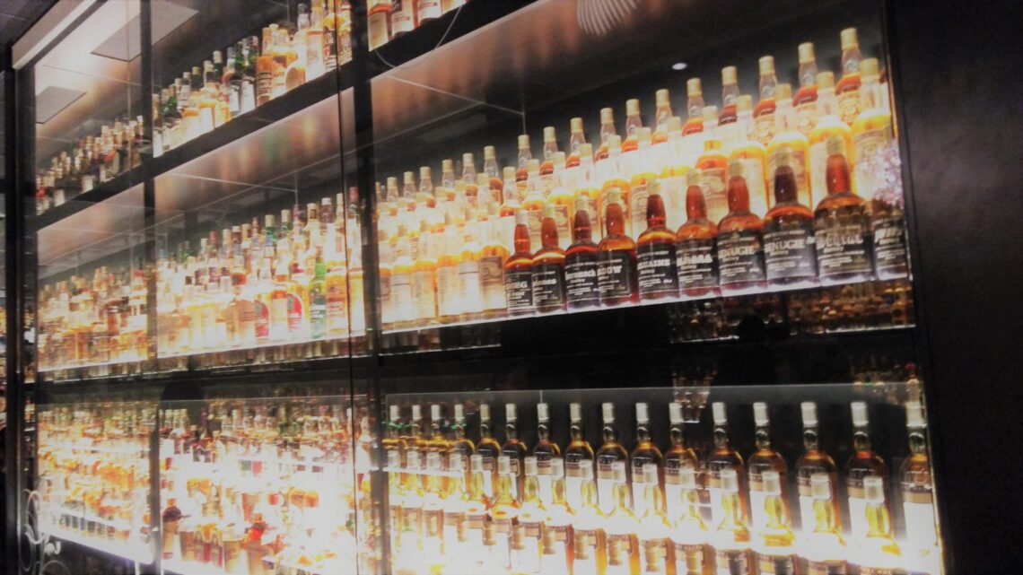 Una de las tantas vitrinas que decoran la Scotch Whisky Experience de Edimburgo.