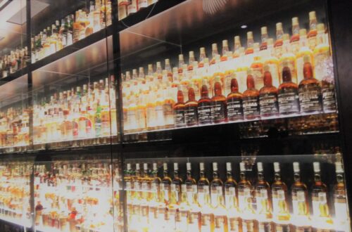 Una de las tantas vitrinas que decoran la Scotch Whisky Experience de Edimburgo.
