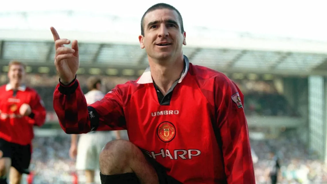 Éric Cantona celebrando con el Manchester United.
