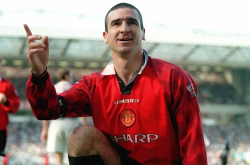 Éric Cantona celebrando con el Manchester United.