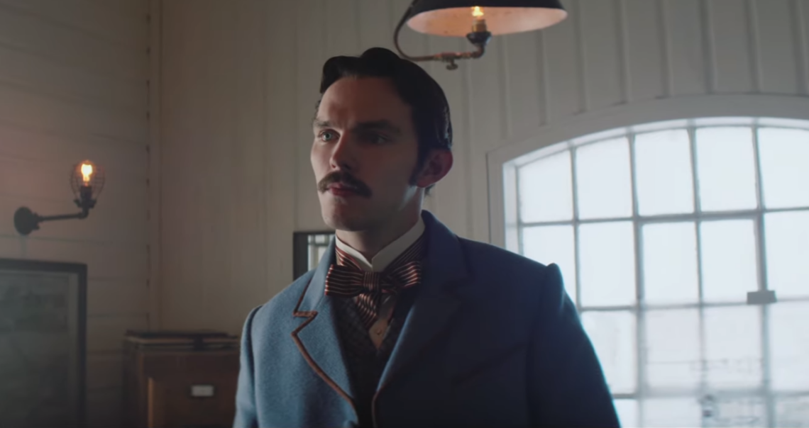 Nicholas Hoult interpretando a Nikola Tesla en "La guerra de las corrientes".