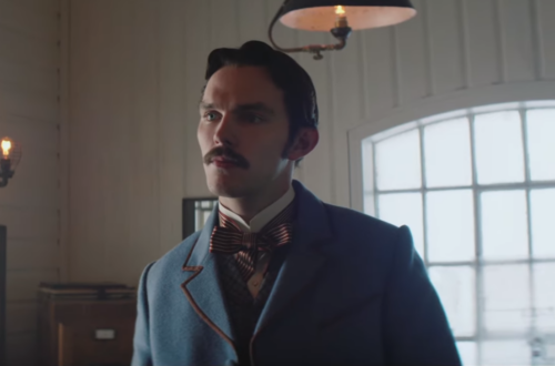 Nicholas Hoult interpretando a Nikola Tesla en "La guerra de las corrientes".