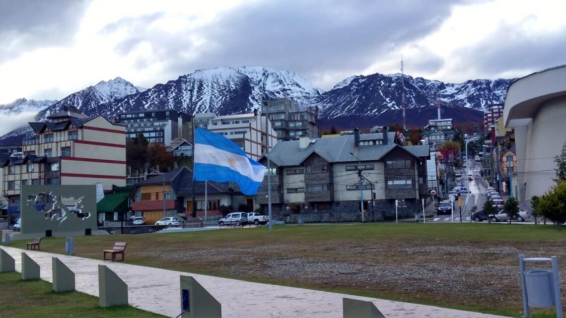 Panorámica de la ciudad de Ushuaia con las montañas nevadas de fondo.