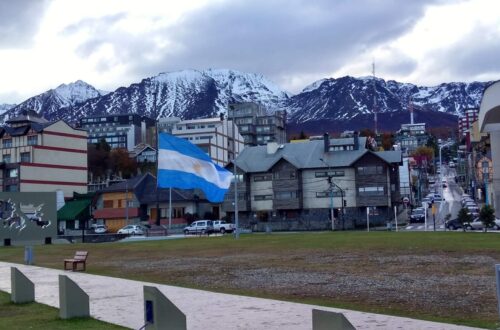Panorámica de la ciudad de Ushuaia con las montañas nevadas de fondo.