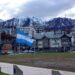 Panorámica de la ciudad de Ushuaia con las montañas nevadas de fondo.