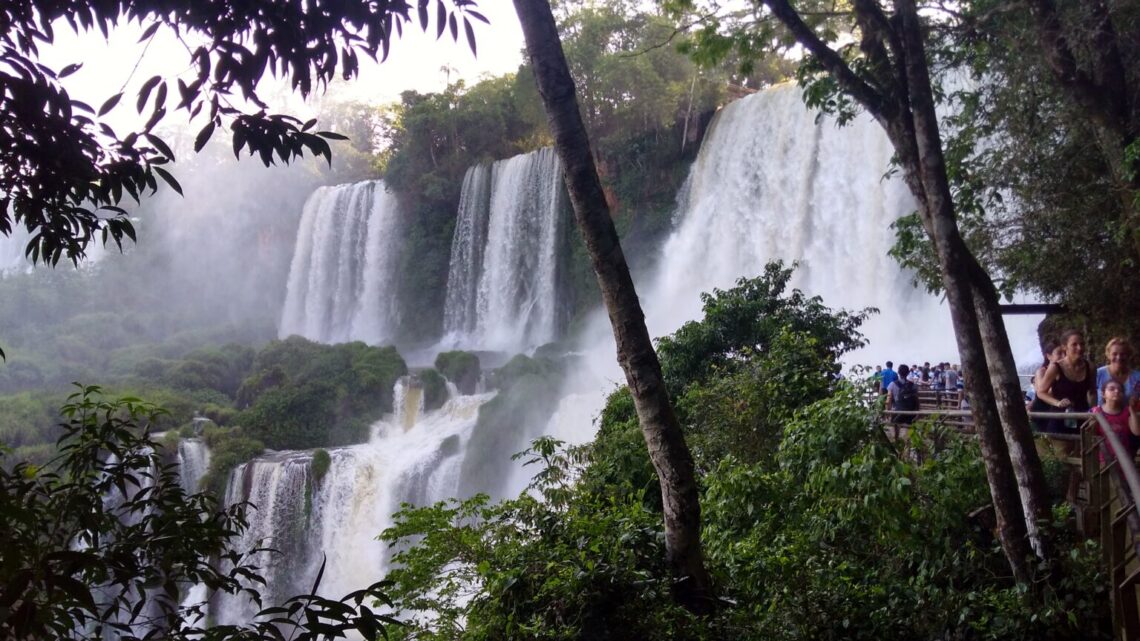 Panorámica de las Cataratas del Iguazú en Argentina.