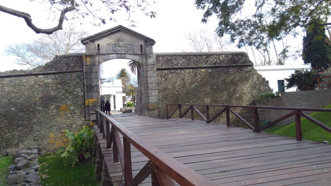 La emblemática Puerta de la Ciudadela en el casco histórico de Colonia del Sacramento.