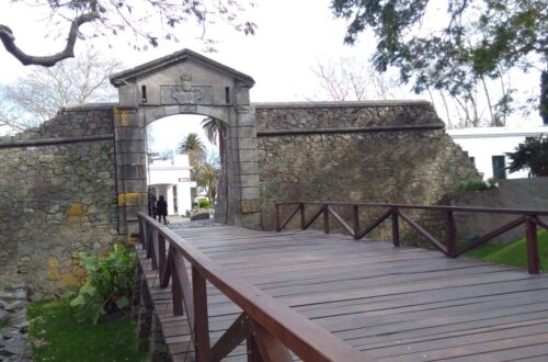 La emblemática Puerta de la Ciudadela en el casco histórico de Colonia del Sacramento.