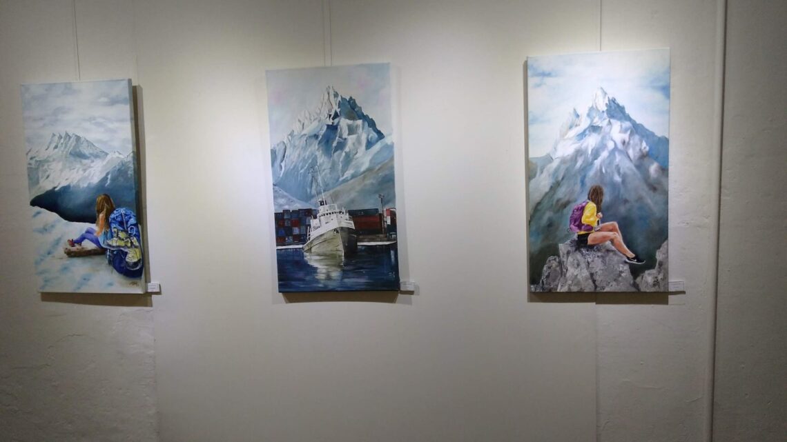 Exposición de pinturas y obras de arte dentro del Museo de Arte Marino de Ushuaia.