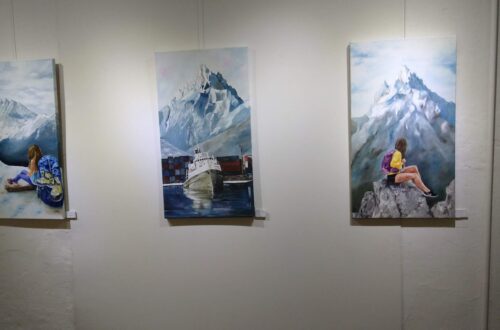Exposición de pinturas y obras de arte dentro del Museo de Arte Marino de Ushuaia.