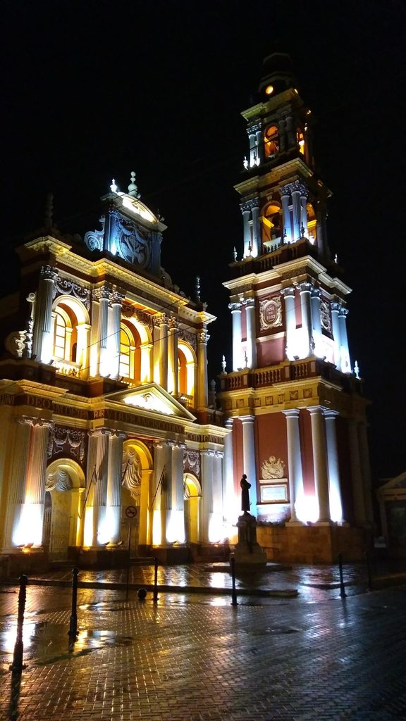 La ciudad de Salta durante la noche.