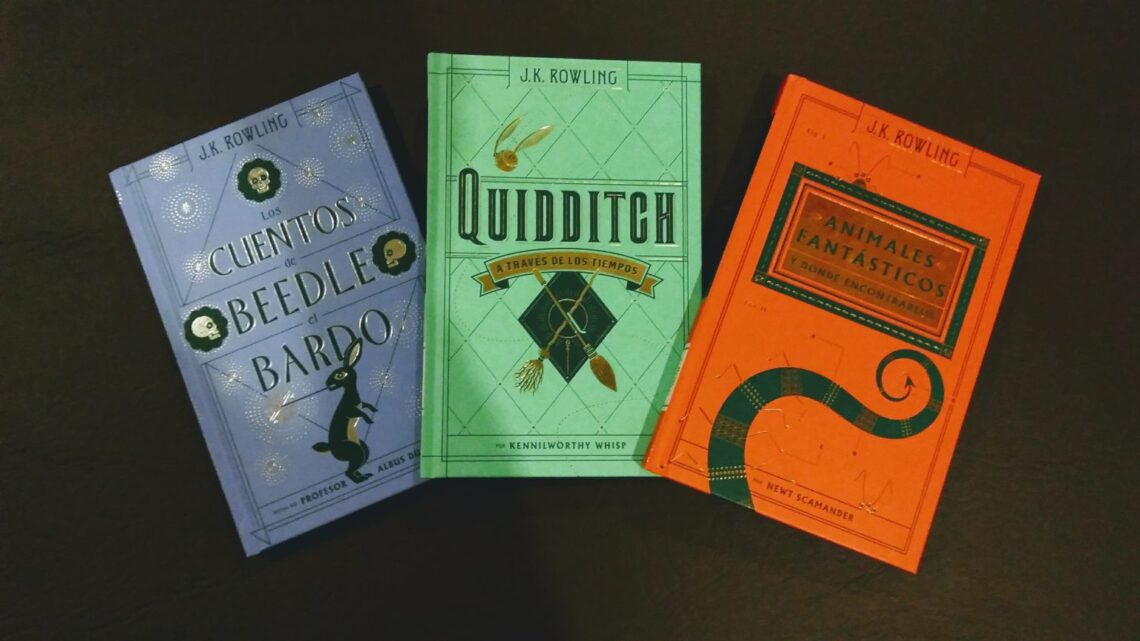 Los tres libros que componen la "Biblioteca de Hogwarts" de J.K. Rowling.