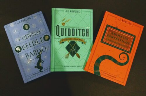 Los tres libros que componen la "Biblioteca de Hogwarts" de J.K. Rowling.