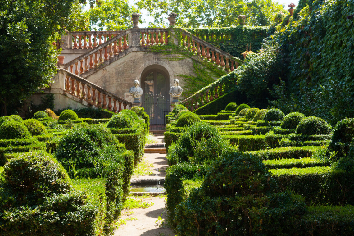 Imagen conceptual de "Crímenes y jardines", una novela de Pablo De Santis.