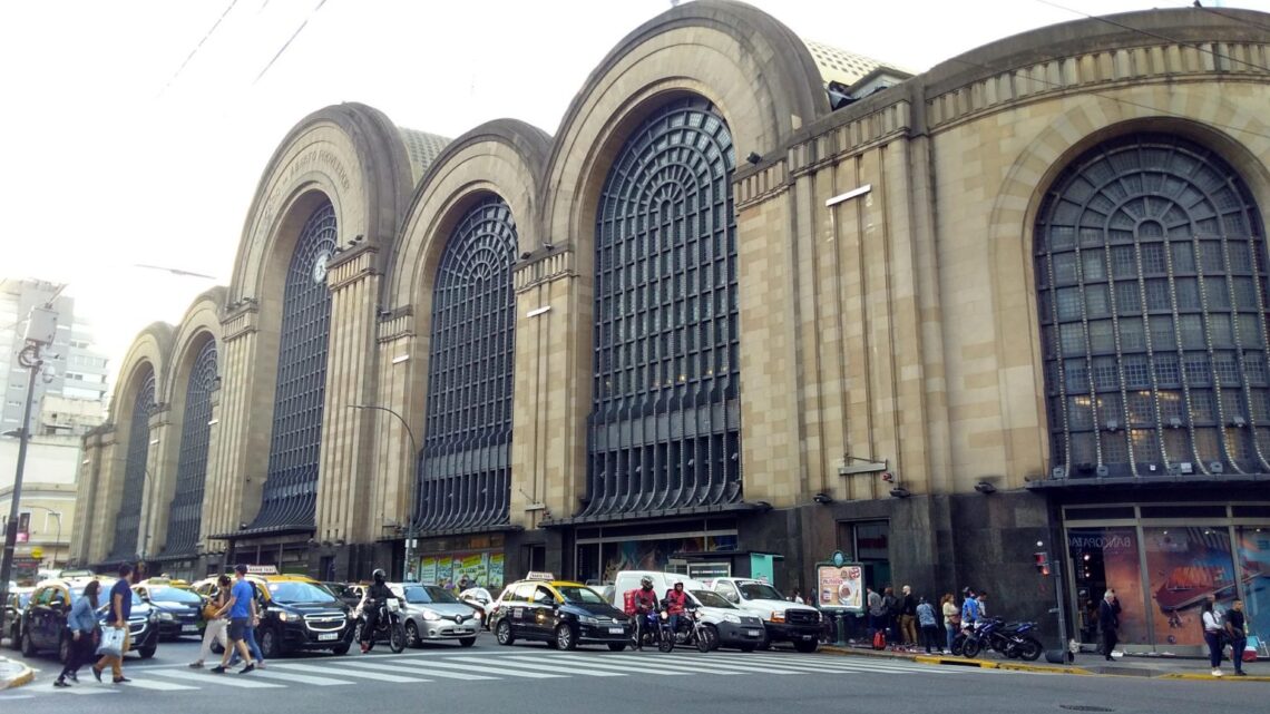 La imponente fachada del Abasto Shopping de Buenos Aires.
