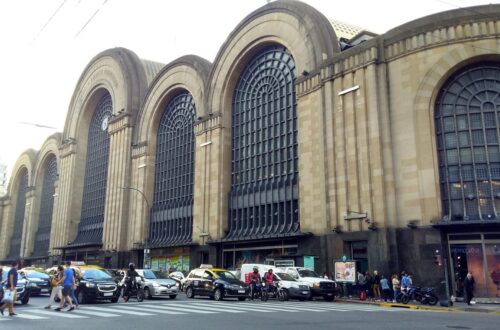 La imponente fachada del Abasto Shopping de Buenos Aires.