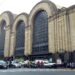 La imponente fachada del Abasto Shopping de Buenos Aires.