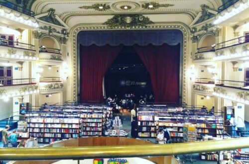 Vista interior de la librería El Ateneo Grand Splendid en Buenos Aires con sus palcos y la cúpula.