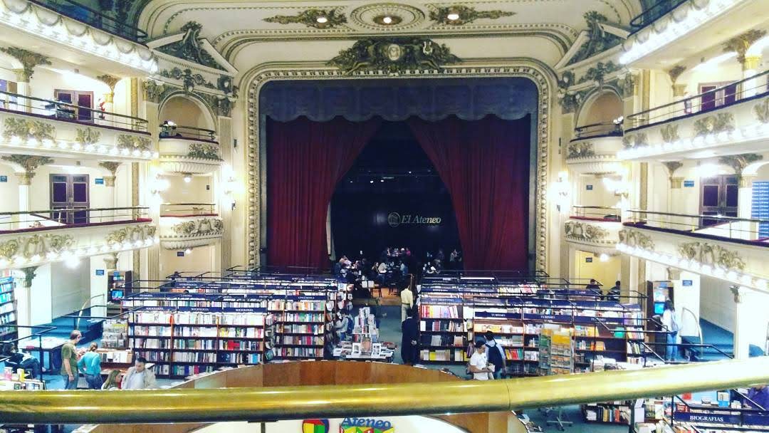 Vista interior de la librería El Ateneo Grand Splendid en Buenos Aires con sus palcos y la cúpula.