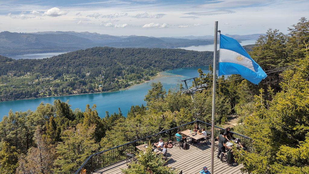 La bandera argentina flameando en el Parque Nacional Nahuel Huapi.