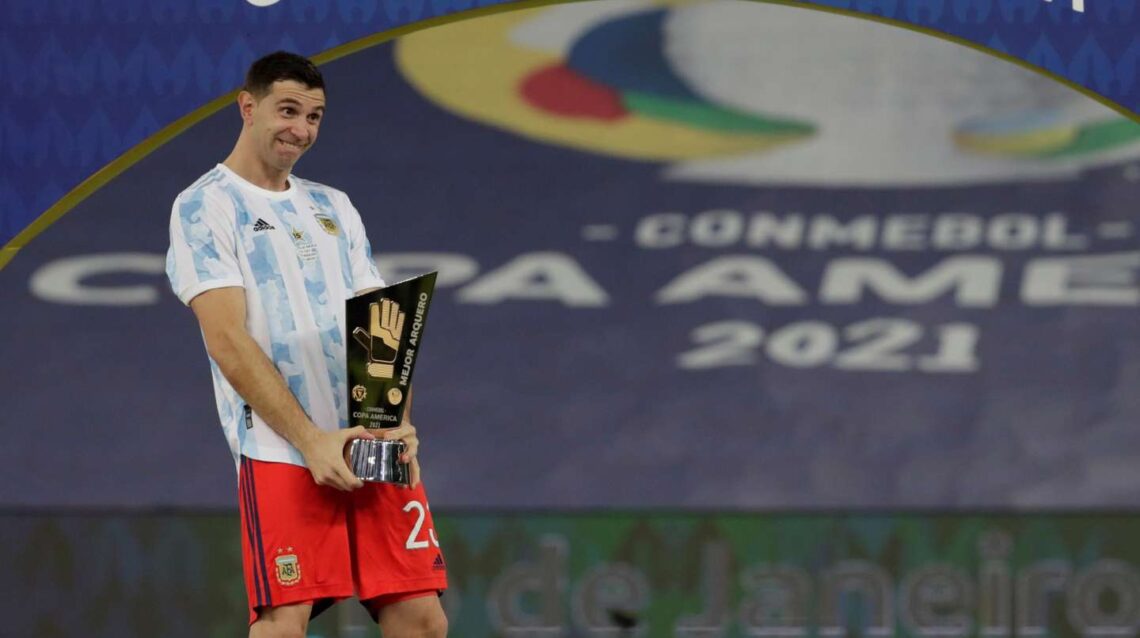 Emiliano "Dibu" Martínez celebrando tras ganar la Copa América 2021.