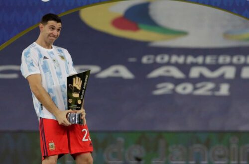 Emiliano "Dibu" Martínez celebrando tras ganar la Copa América 2021.
