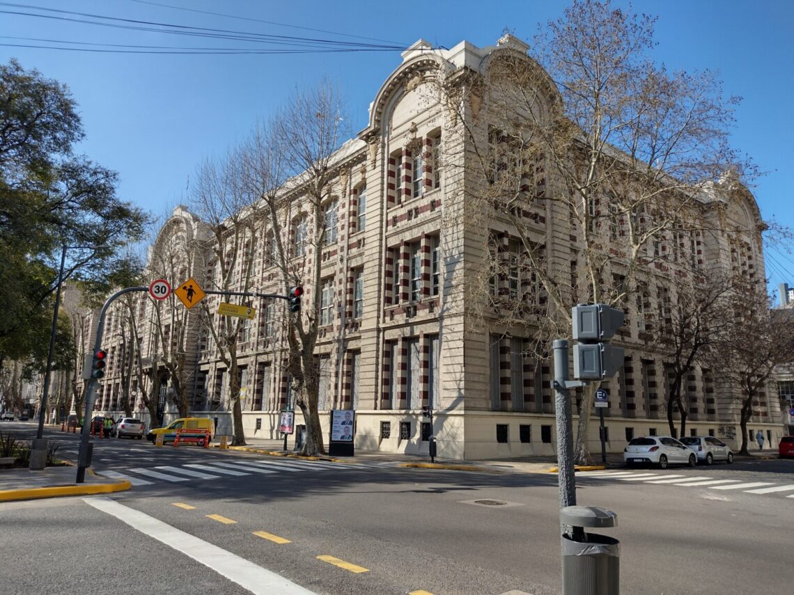 La Escuela Técnica "Otto Krause" de Buenos Aires vista desde afuera.