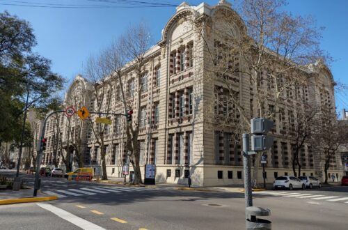 La Escuela Técnica "Otto Krause" de Buenos Aires vista desde afuera.