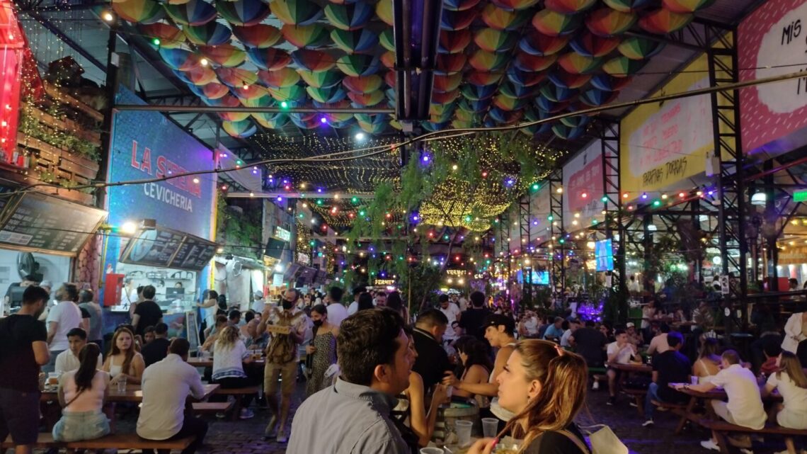 Una noche en el Patio de los Lecheros de Caballito, en Buenos Aires.
