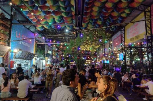 Una noche en el Patio de los Lecheros de Caballito, en Buenos Aires.