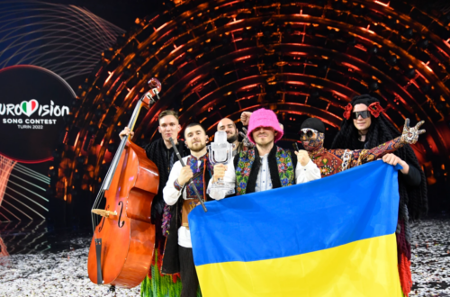 Kalush Orchestra celebrando con el trofeo de Eurovisión 2022.