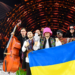 Kalush Orchestra celebrando con el trofeo de Eurovisión 2022.