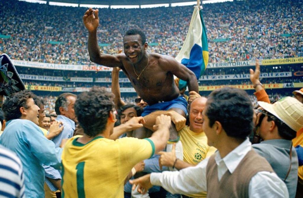 Pelé tras consagrarse en el Mundial de 1970.