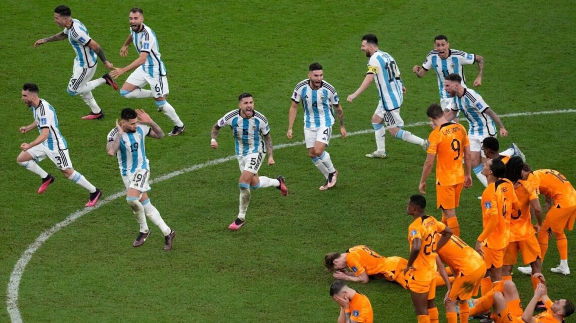 Argentina celebrando tras vencer a Países Bajos en el Mundial de Catar 2022.