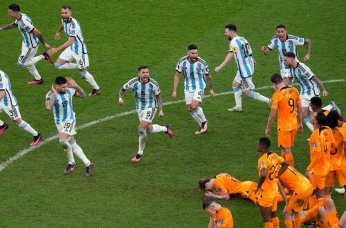 Argentina celebrando tras vencer a Países Bajos en el Mundial de Catar 2022.