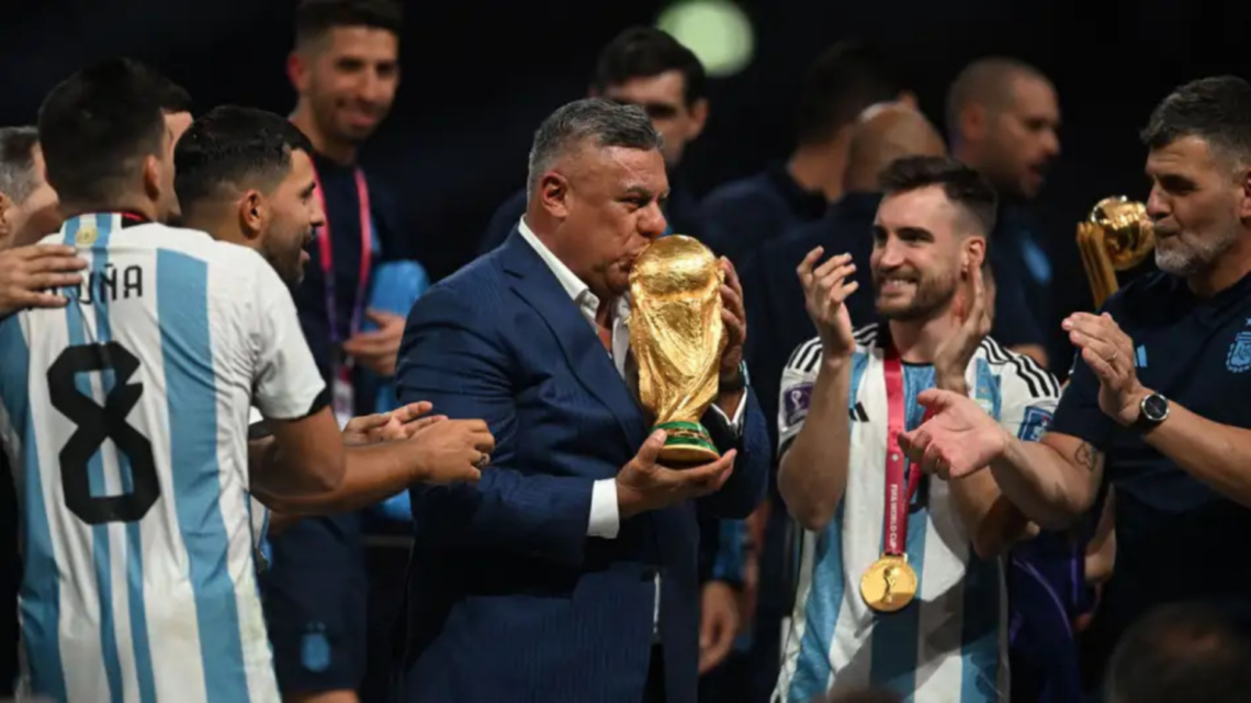 Claudio "Chiqui" Tapia besando la Copa del Mundo obtenida por Argentina en Catar.