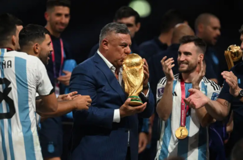 Claudio "Chiqui" Tapia besando la Copa del Mundo obtenida por Argentina en Catar.