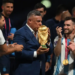 Claudio "Chiqui" Tapia besando la Copa del Mundo obtenida por Argentina en Catar.
