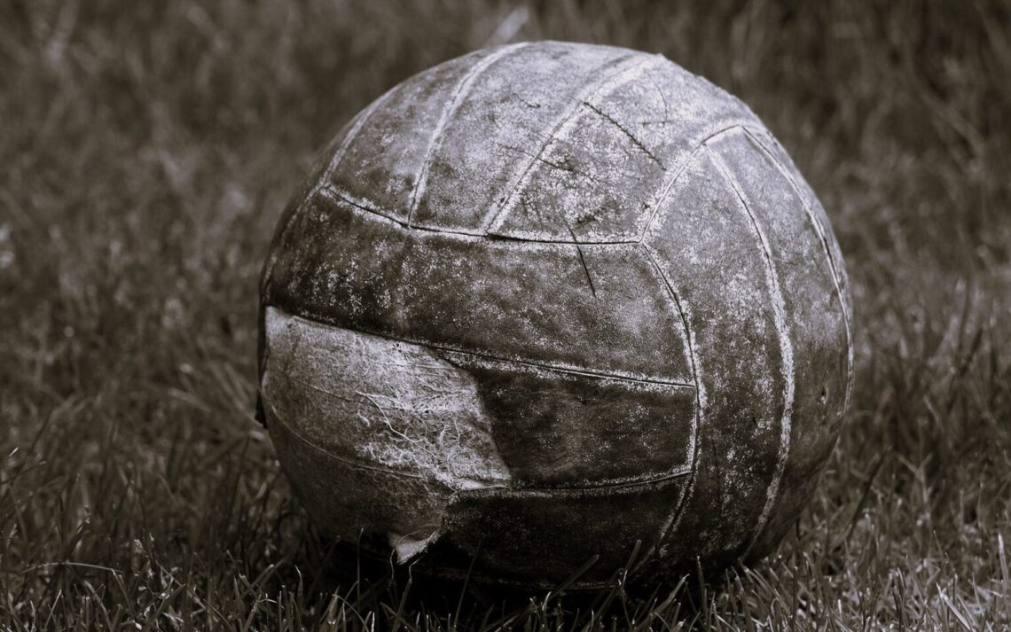 Una pelota: el elemento en común entre el football y el soccer.