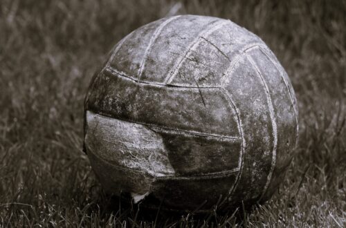 Una pelota: el elemento en común entre el football y el soccer.