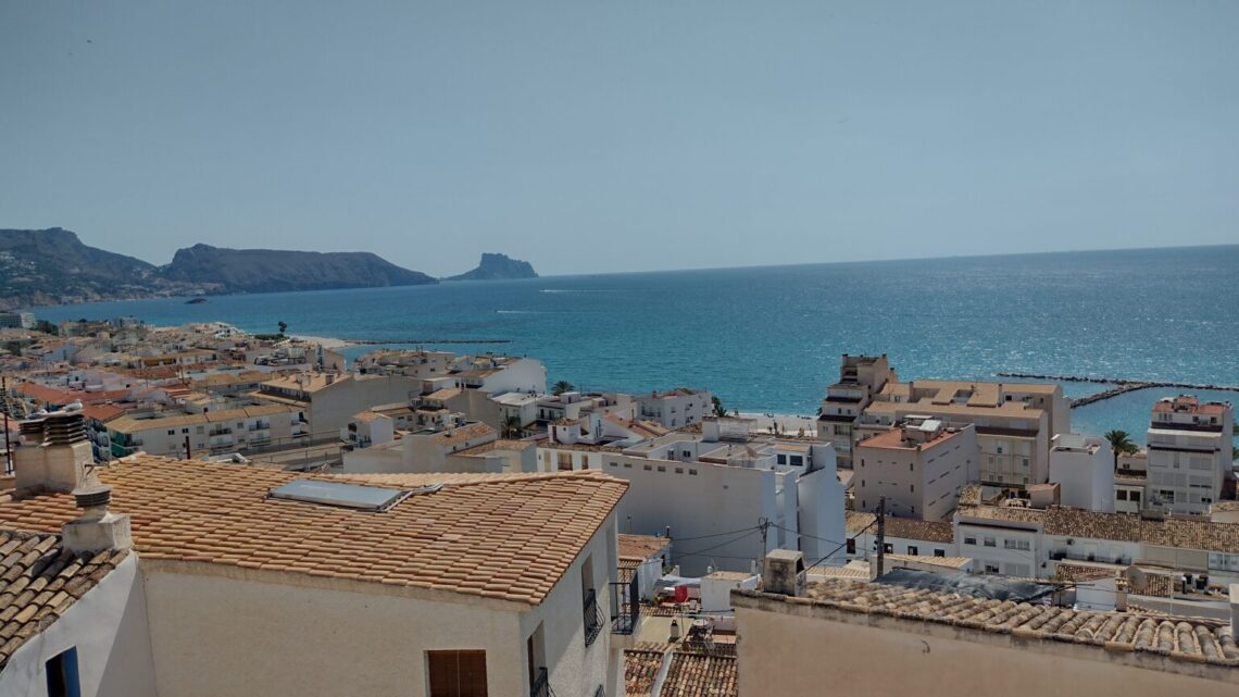 Las aguas del Mediterráneo bañando la costa de Altea, en Alicante.